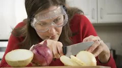 Jak krájet cibuli bez slz: metoda založená na vědeckých poznatcích, ne na pověrách